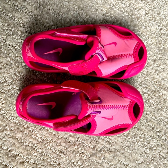Nike toddler watershoes/sandals/pool shoes/runners/slippers. - Picture 2 of 3